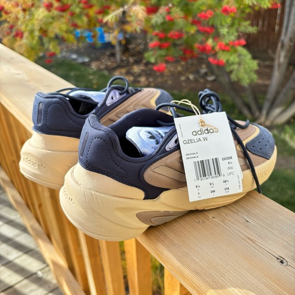 BRAND NEW ADIDAS Originals Ozelia Womens US 7 - Picture 3 of 6